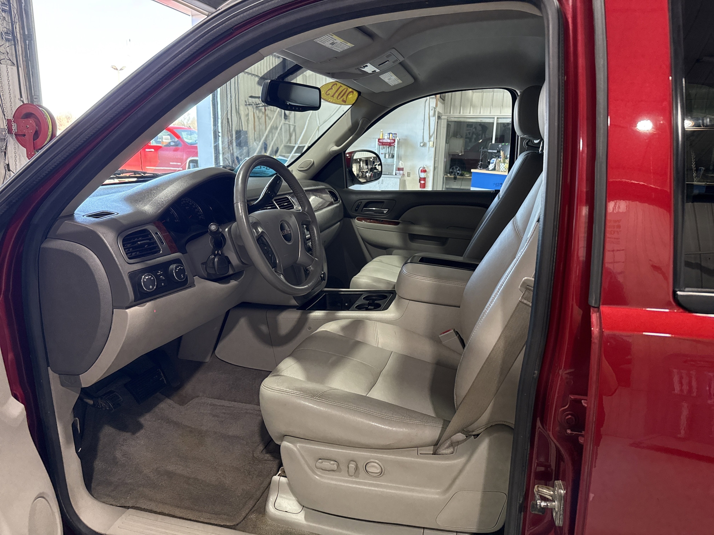 Used 2013 GMC Yukon SLT with VIN 1GKS2CE0XDR326777 for sale in Huron, SD