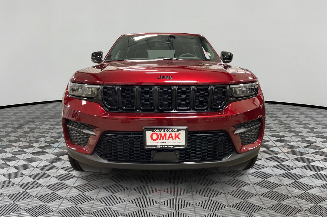 2025 Jeep Grand Cherokee Altitude photo 2