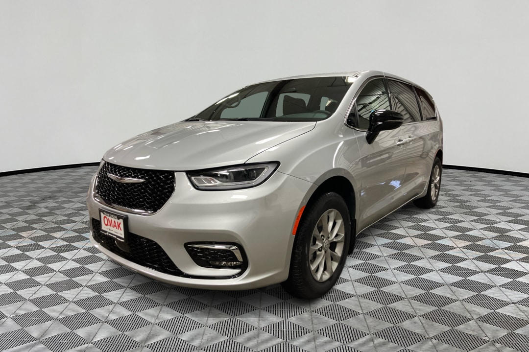 2026 Chrysler Pacifica Select's photo