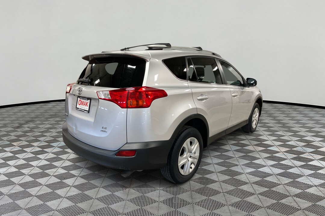 2015 Toyota RAV4 LE photo 4