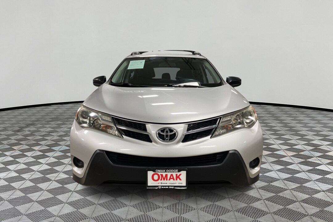 2015 Toyota RAV4 LE photo 2