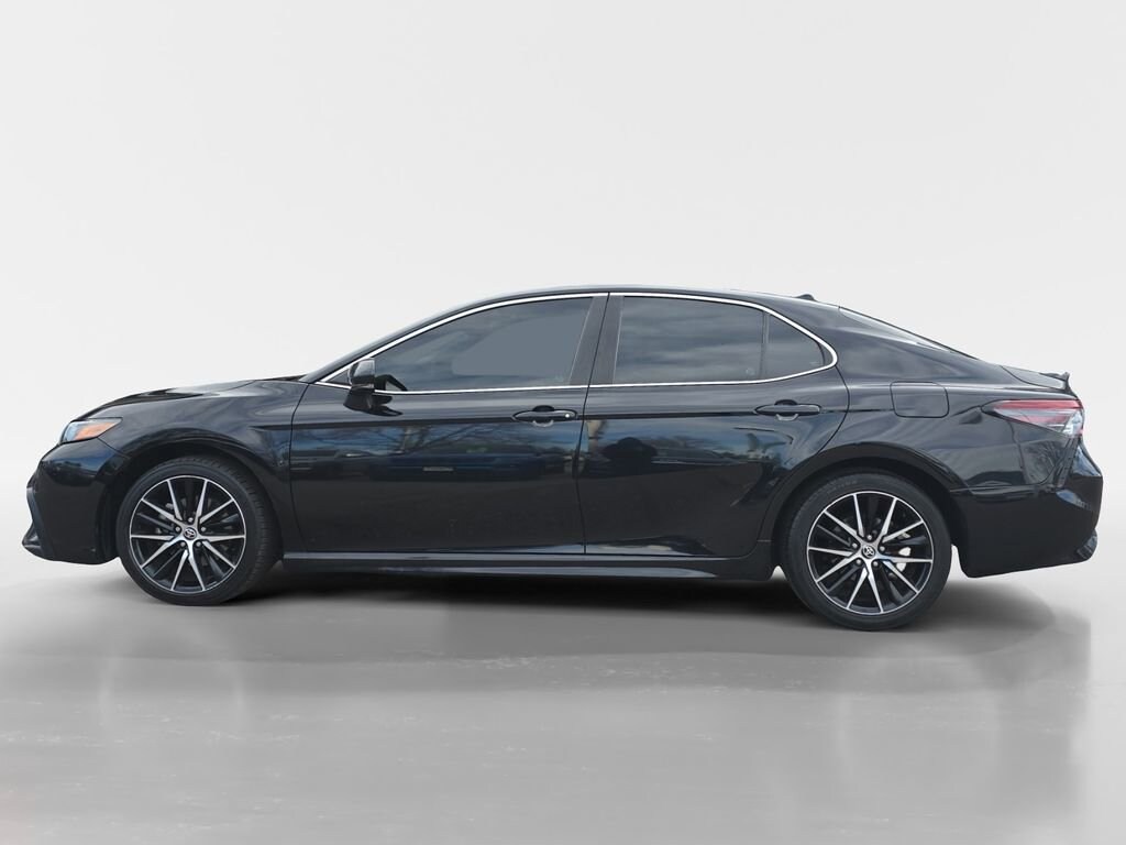 2022 Toyota Camry SE photo 2