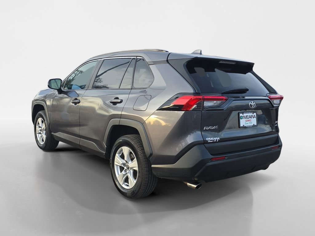 2021 Toyota RAV4 XLE photo 2