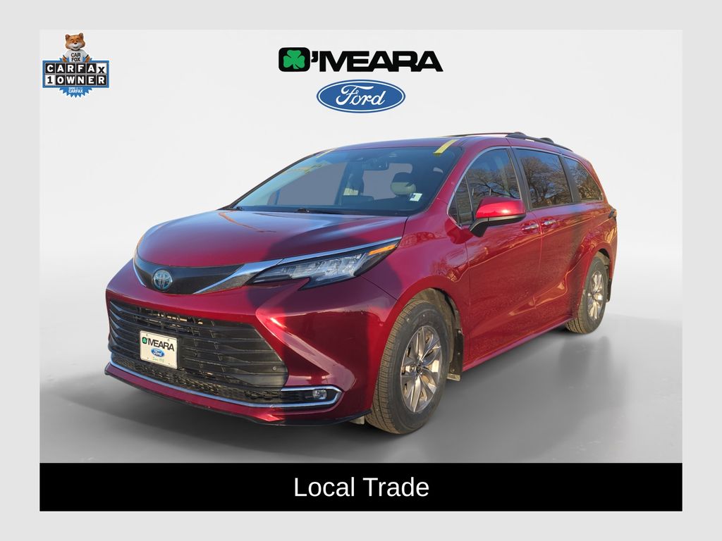 2022 Toyota Sienna XLE's photo