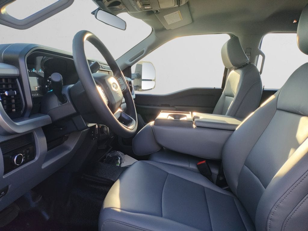 2025 Ford F-450 Super Duty Chassis Cab XL - Photo 9