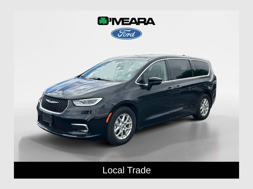 2023 Chrysler Pacifica Touring L's photo
