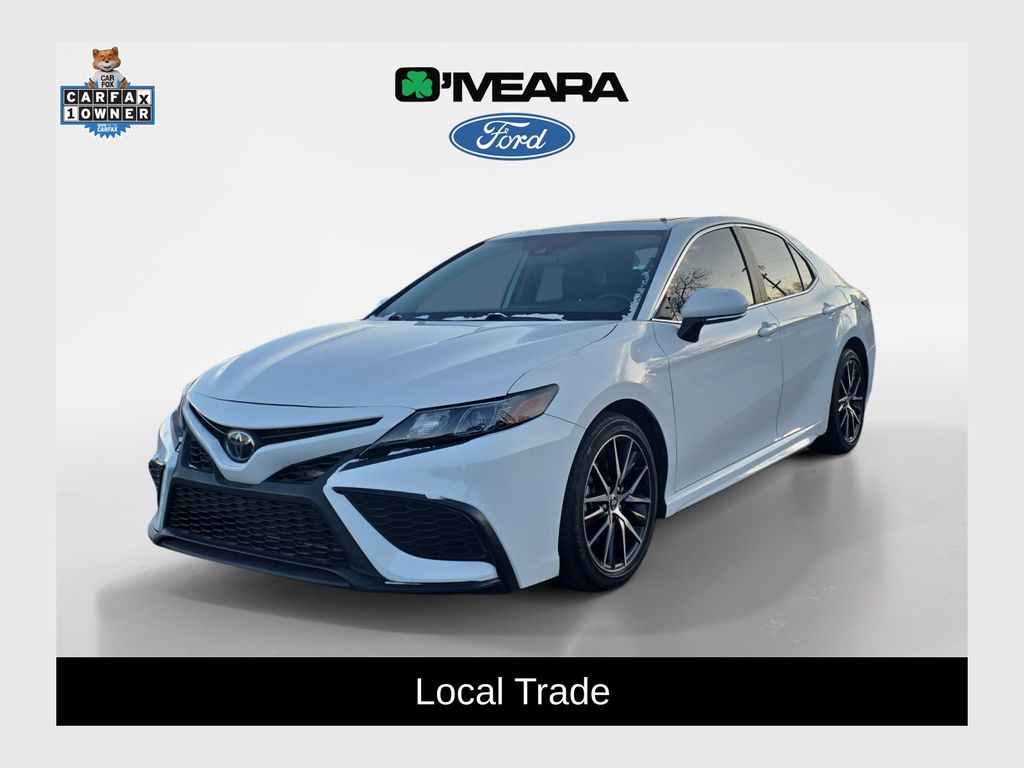 2022 Toyota Camry SE's photo