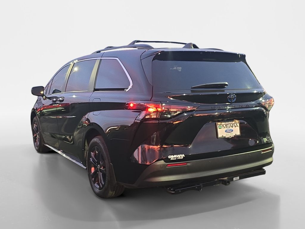 2024 Toyota Sienna Woodland Edition photo 3
