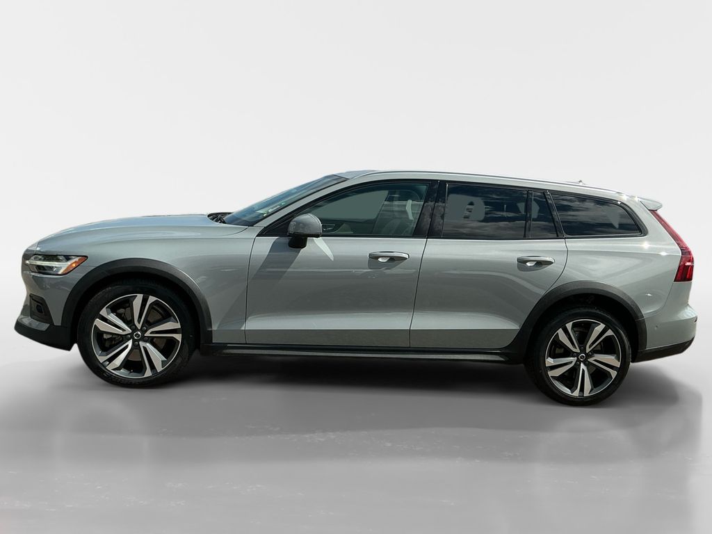2024 Volvo V60 Cross Country B5 Plus photo 2