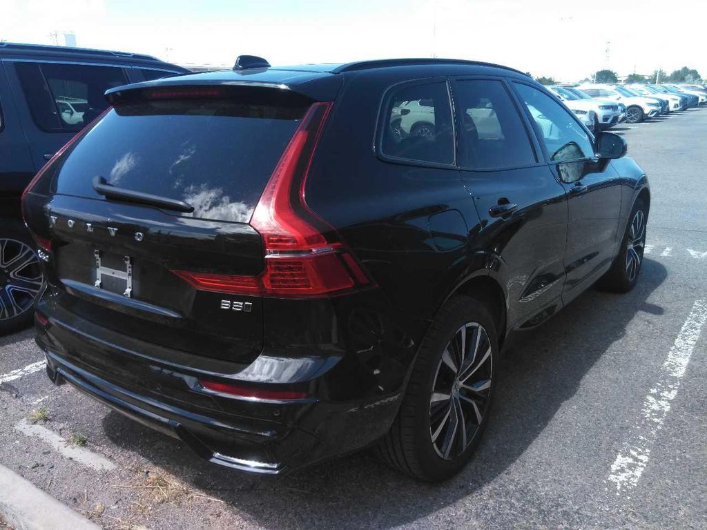 2024 Volvo XC60 B5 Plus photo 2