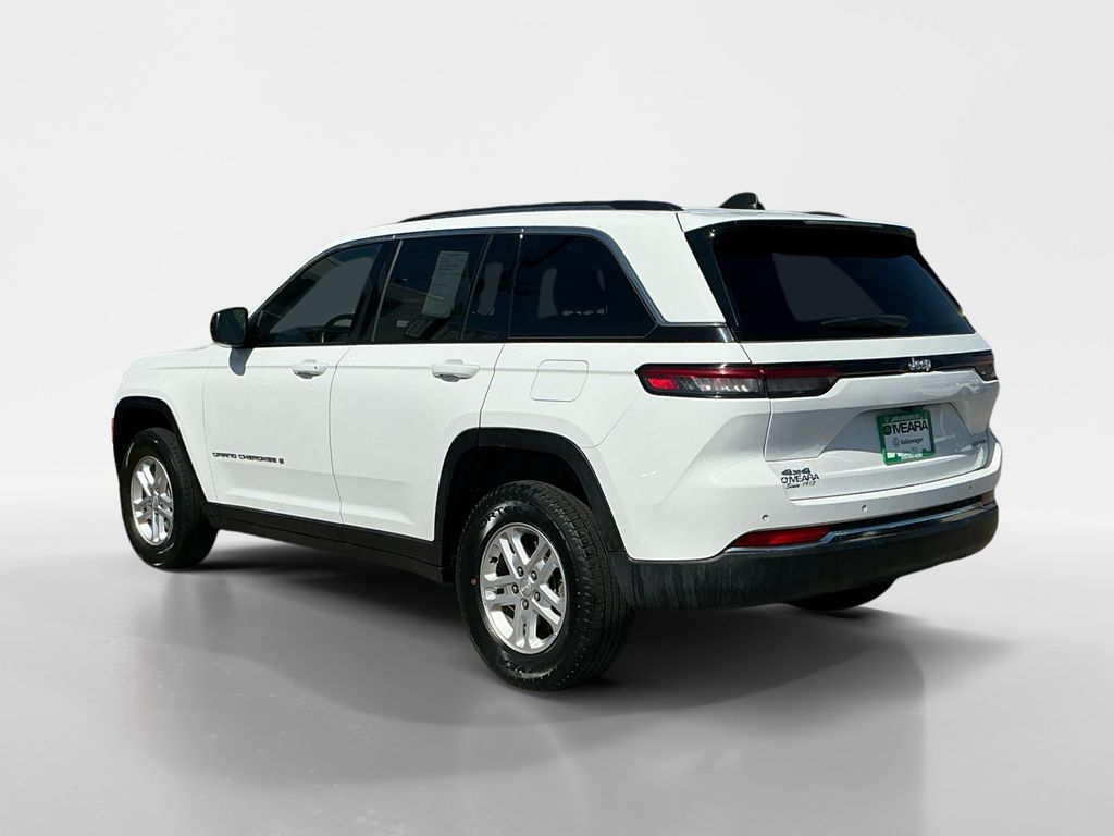 2023 Jeep Grand Cherokee Laredo photo 2