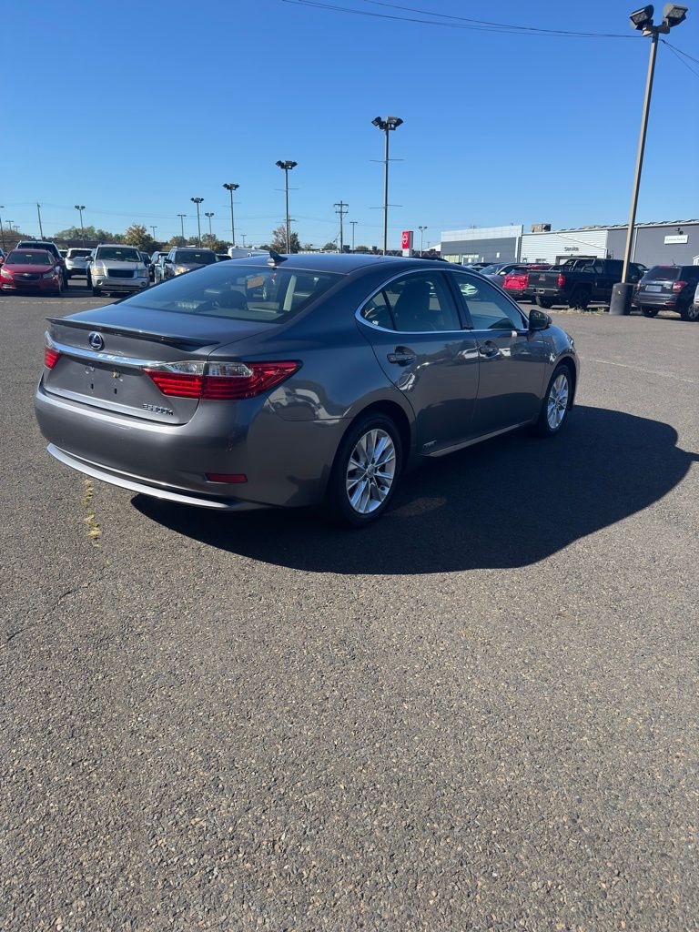 2014 Lexus ES 300h photo 2