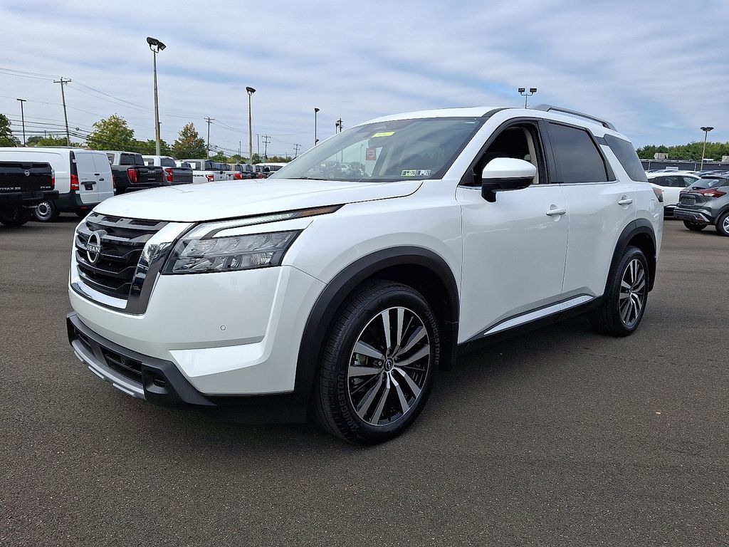 2025 Nissan Pathfinder Platinum photo 2