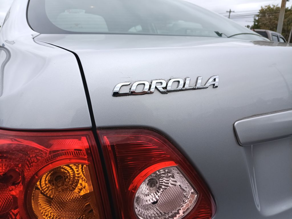 2009 Toyota Corolla LE photo 3