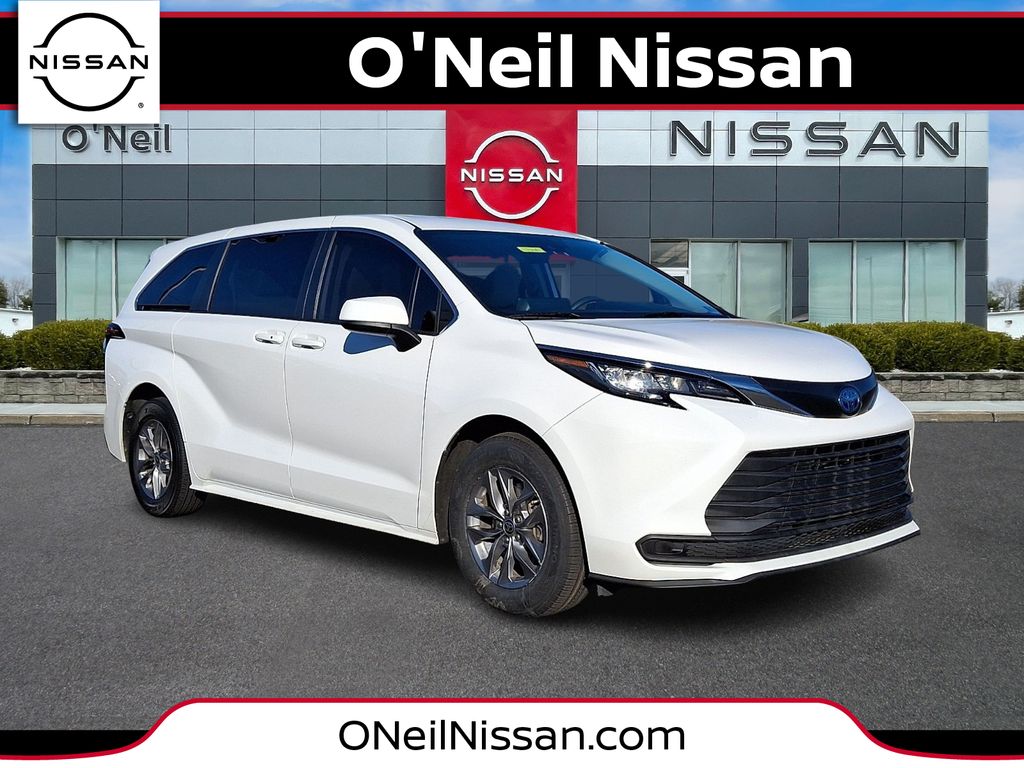 2023 Toyota Sienna LE's photo