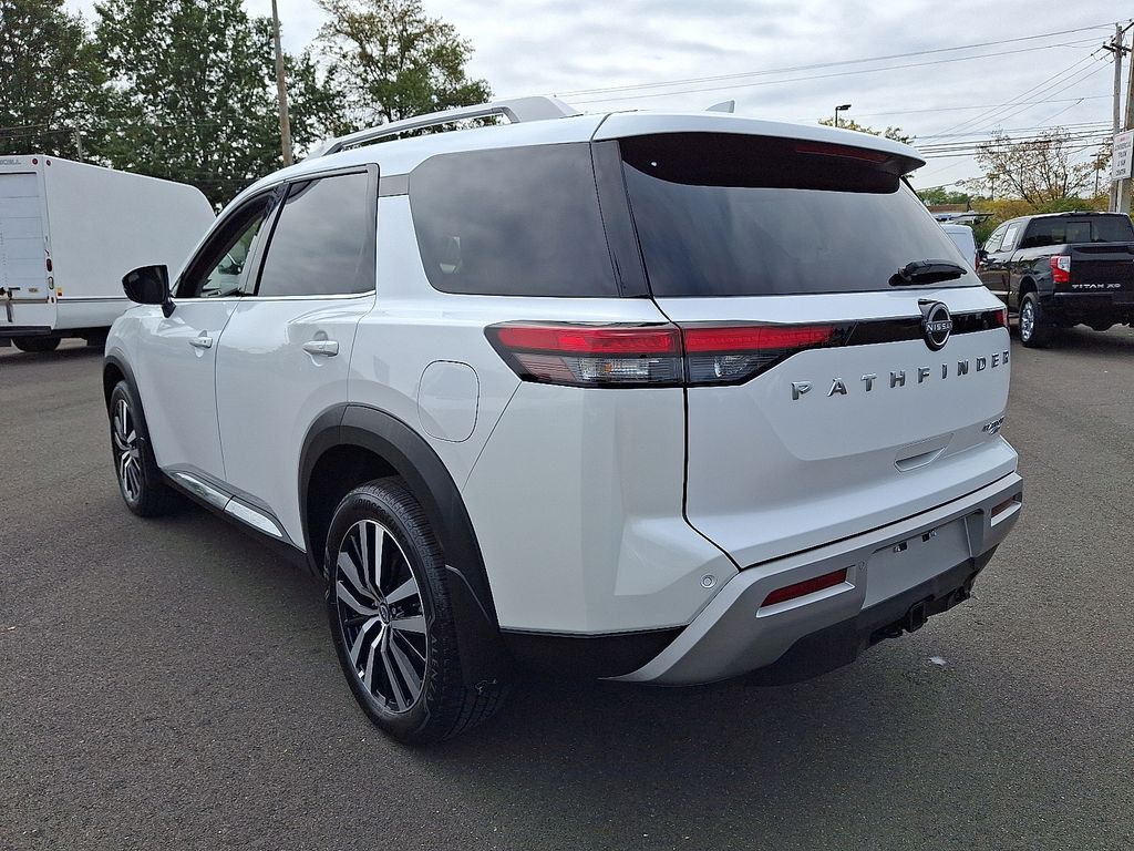 2025 Nissan Pathfinder Platinum photo 3
