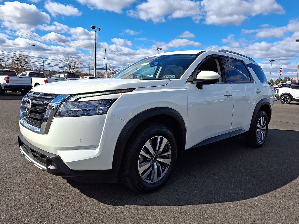 2023 Nissan Pathfinder SL photo 3