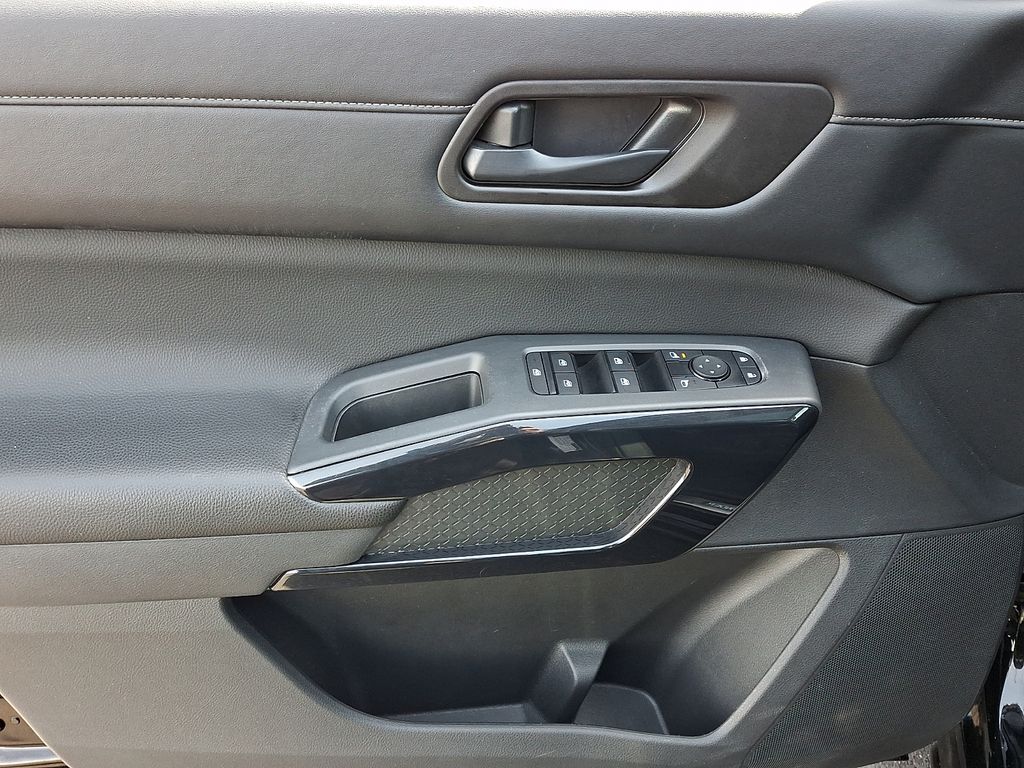 2023 Nissan Pathfinder SV - Photo 13