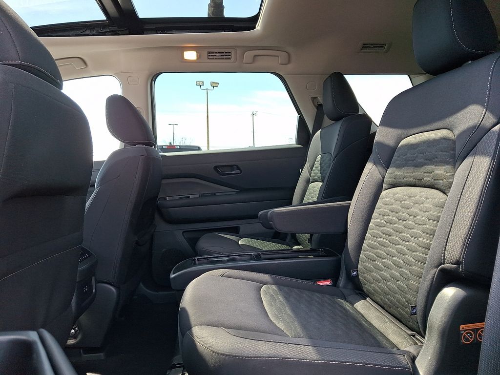 2023 Nissan Pathfinder SV - Photo 11