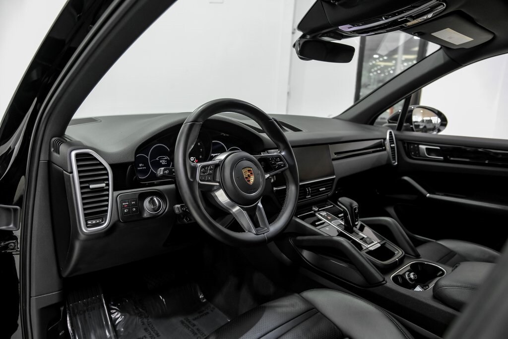 2022 Porsche Cayenne Base photo 3