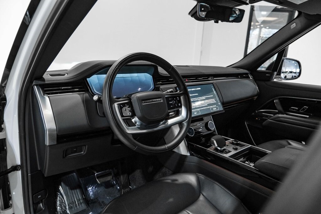 2023 Land Rover Range Rover SE photo 3