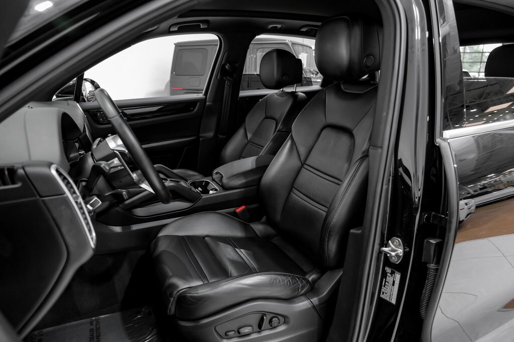 2022 Porsche Cayenne Base photo 4