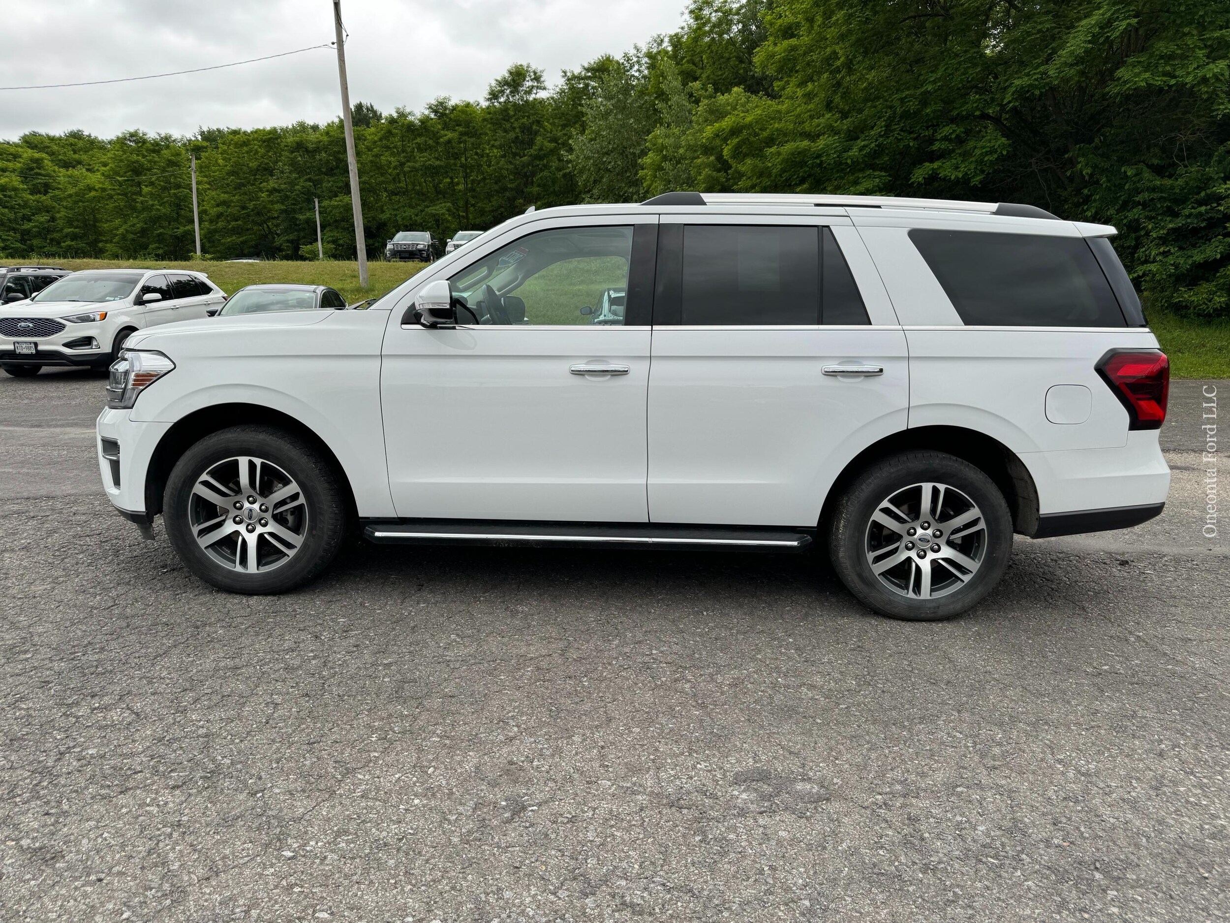 2022 Ford Expedition Limited photo 2