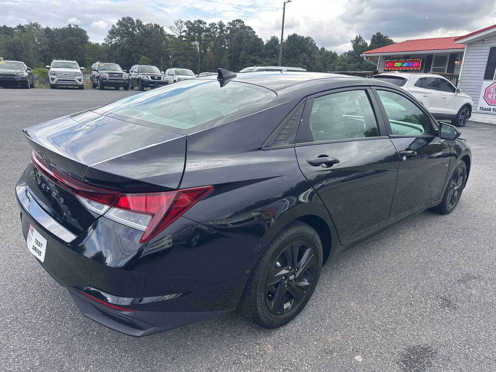 2023 Hyundai Elantra SEL photo 3