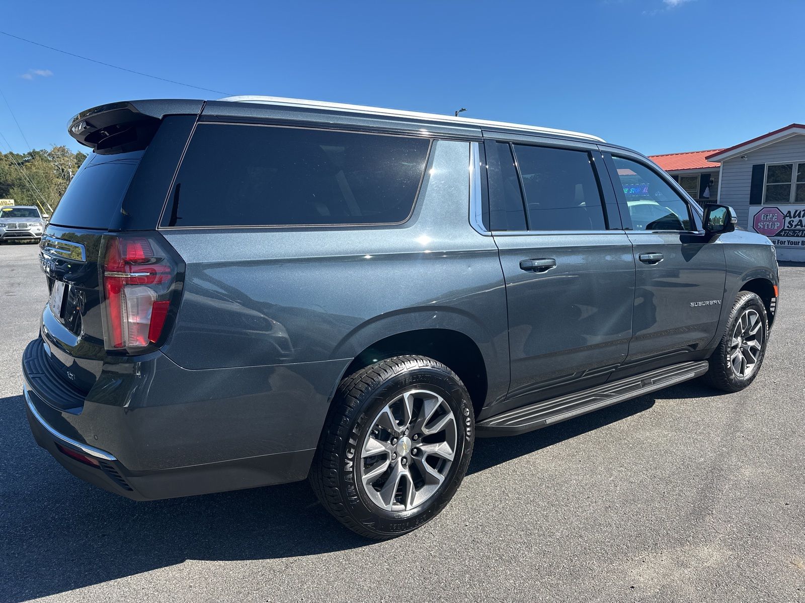 2021 Chevrolet Suburban LT photo 3