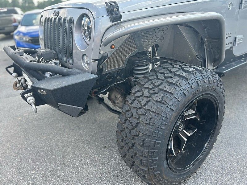 2014 Jeep Wrangler Unlimited Sahara photo 3