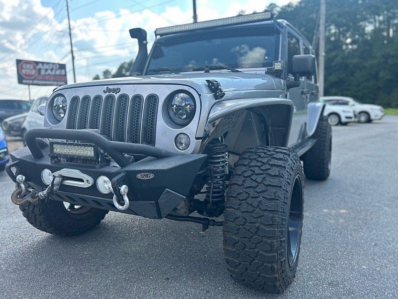 2014 Jeep Wrangler Unlimited Sahara photo 2