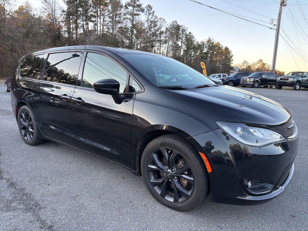 Used 2020 Chrysler Pacifica Touring Minivan/Van