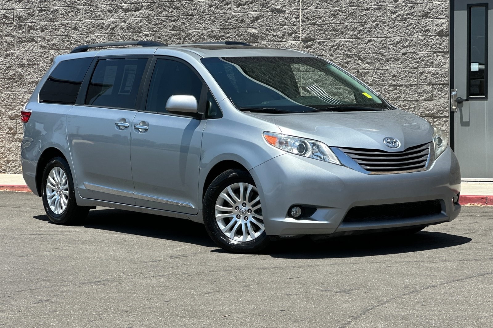 Used 2017 Toyota Sienna XLE with VIN 5TDYZ3DC8HS768848 for sale in Hayward, CA