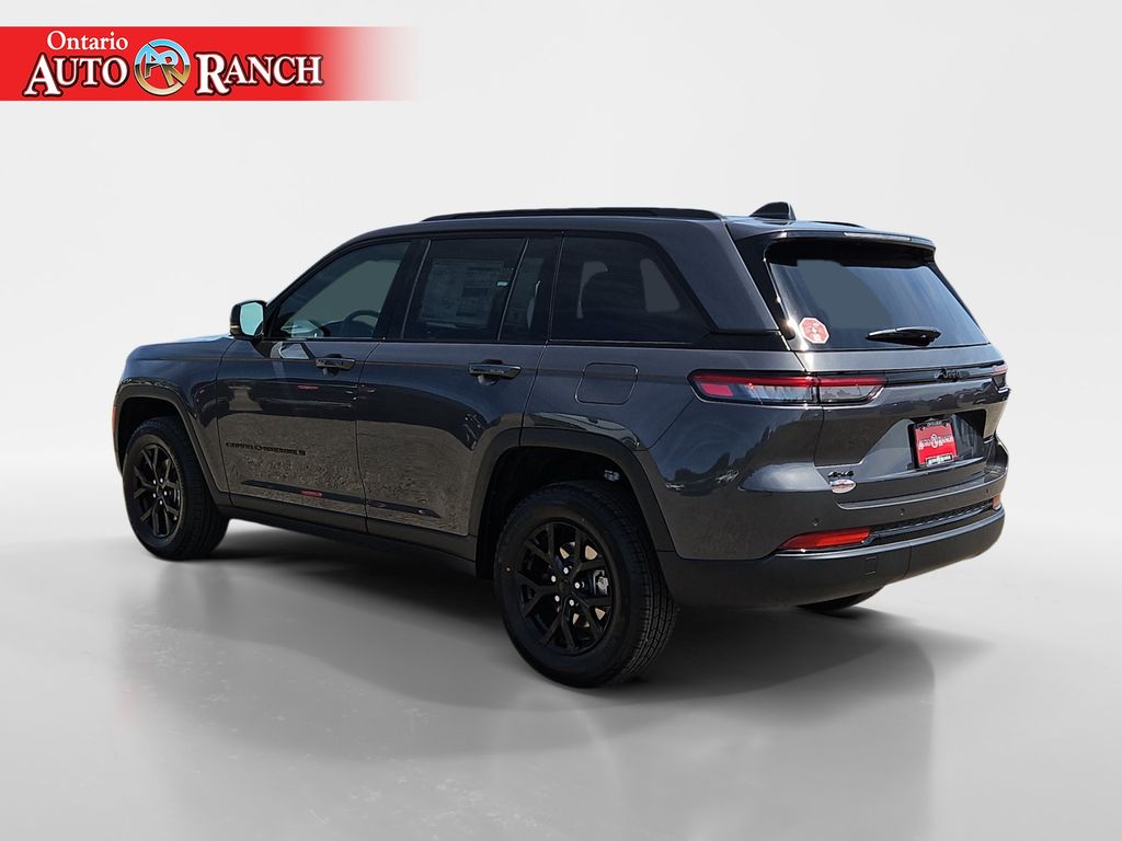 2025 Jeep Grand Cherokee Laredo photo 3