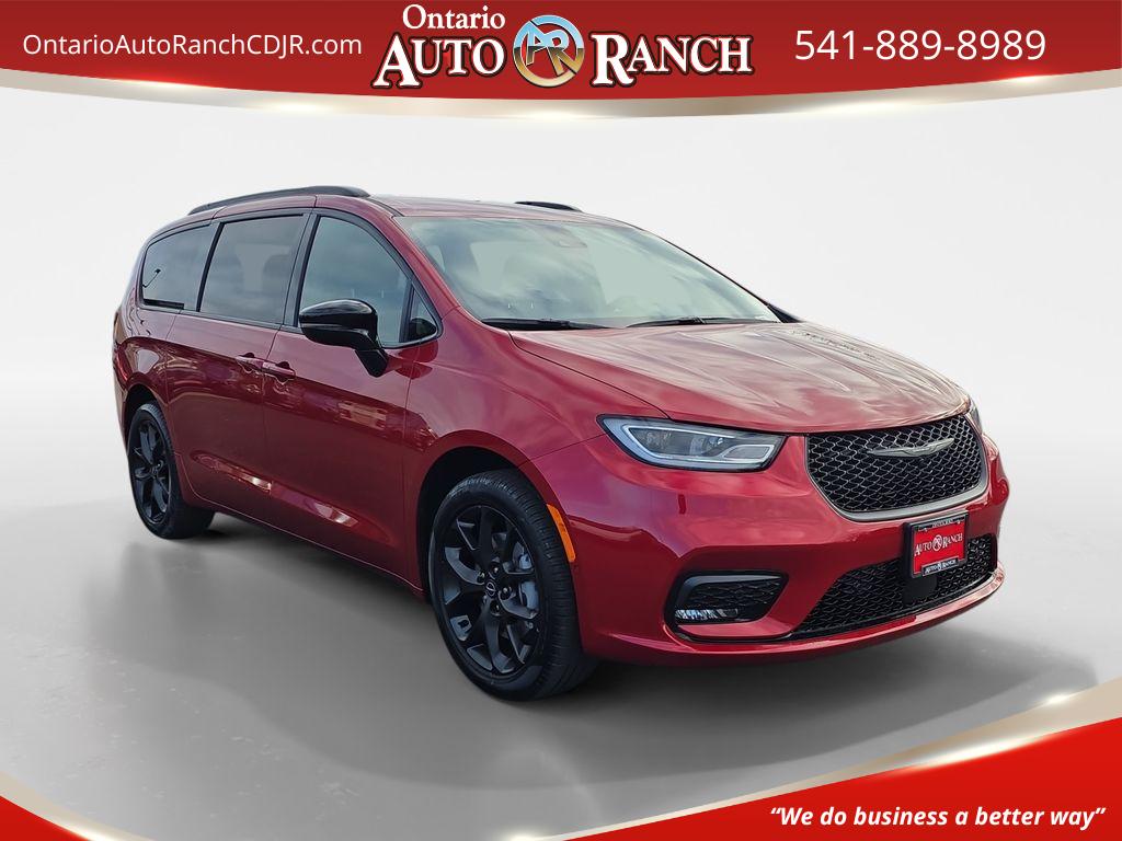 2026 Chrysler Pacifica Select's photo