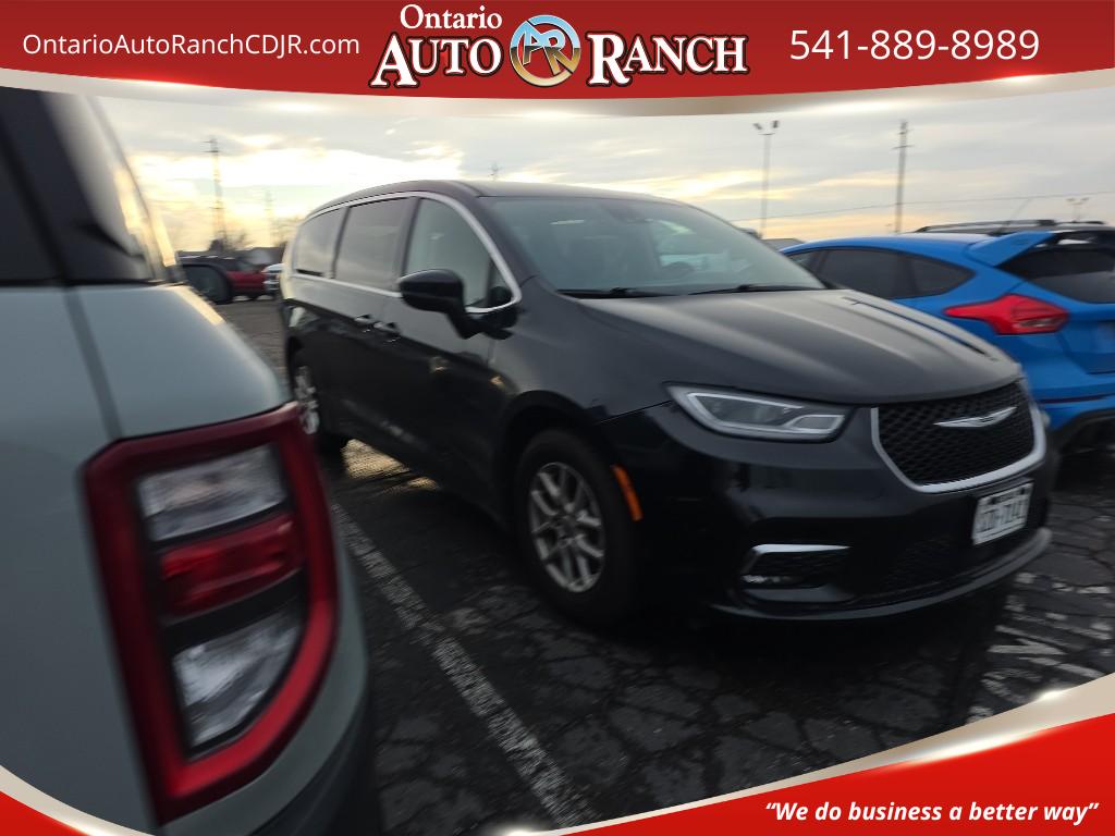 2023 Chrysler Pacifica Touring L's photo