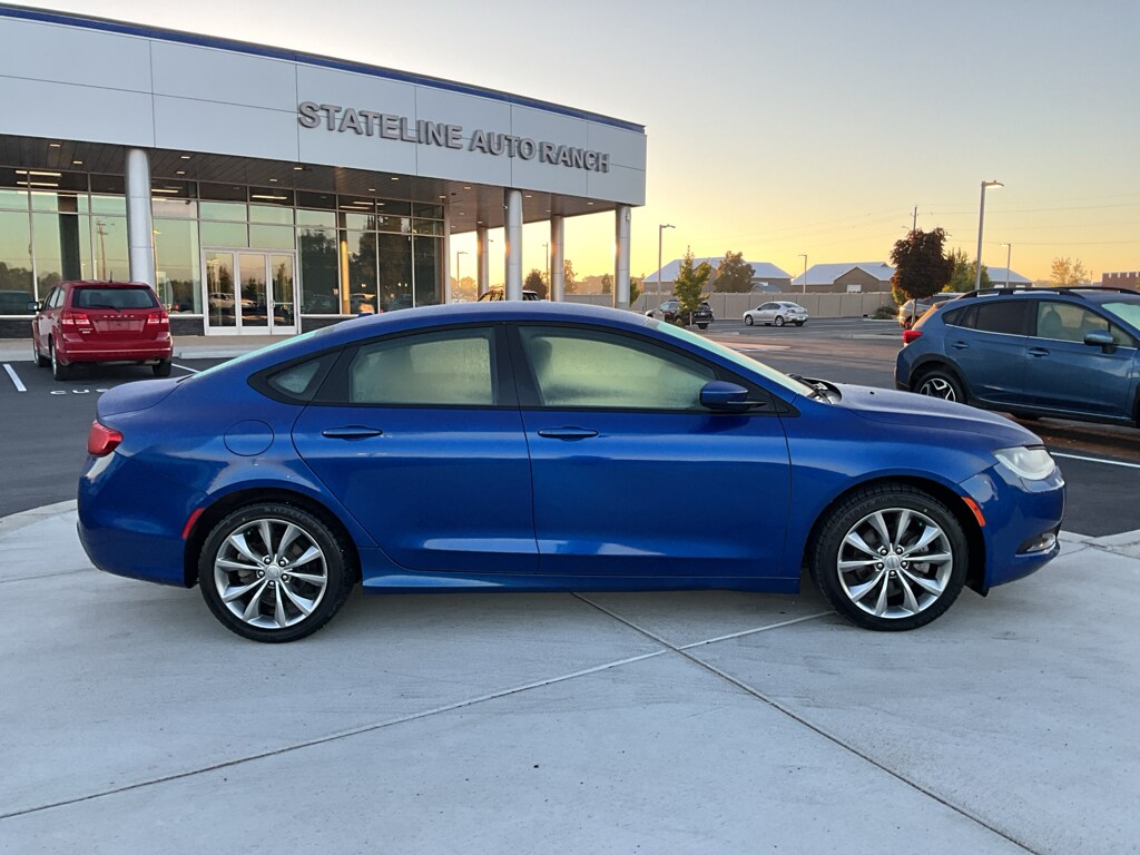 2016 Chrysler 200 S photo 2