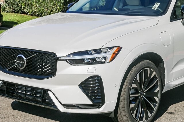 2026 Volvo XC60 Hybrid T8 eAWD photo 4