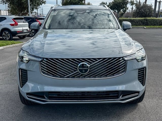 2025 Volvo XC90 B5 Plus photo 2