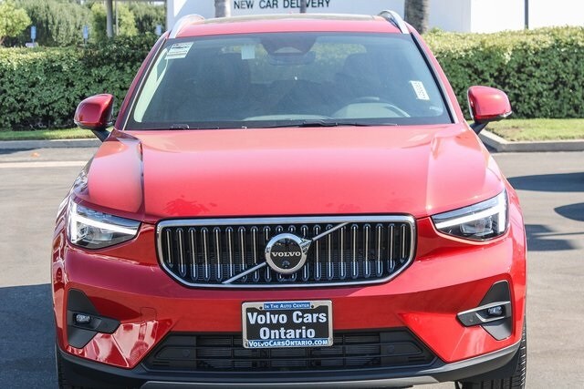 2025 Volvo XC40 photo 2