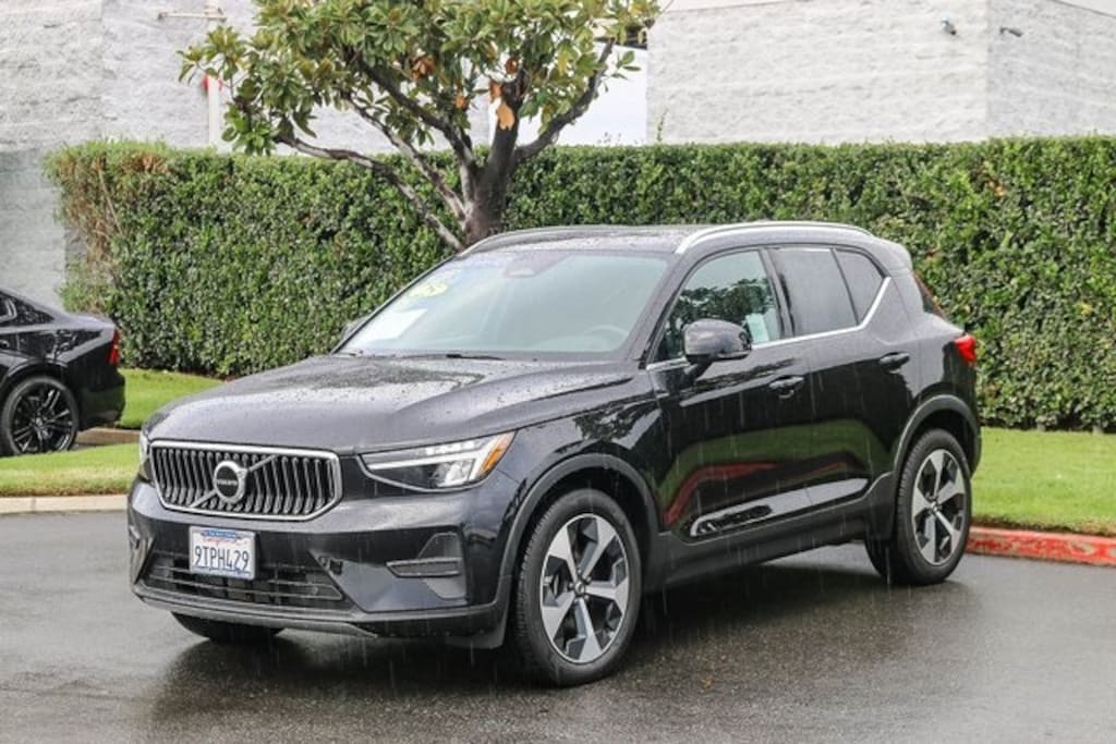 Certified 2025 Volvo XC40 B5 Core SUV