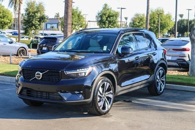 2026 Volvo XC40 Plus photo 2