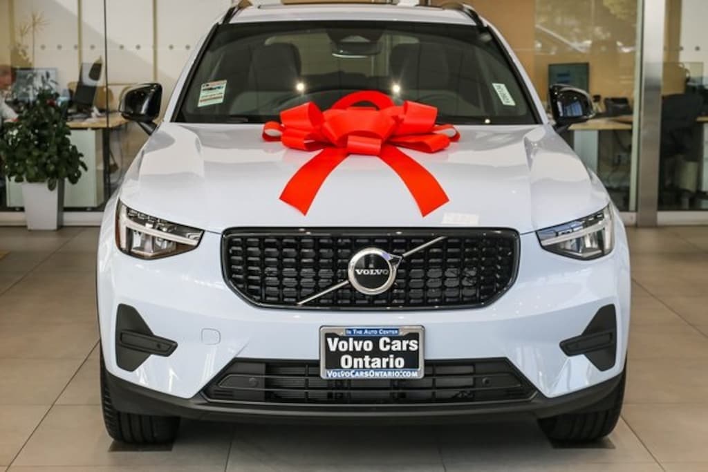 New 2026 Volvo XC40 B4 Core SUV