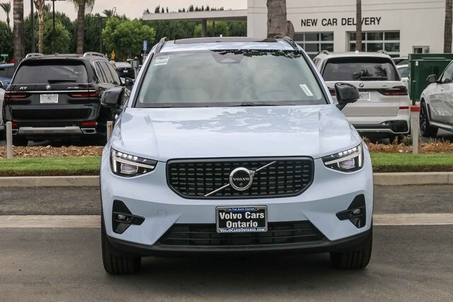 2026 Volvo XC40 AWD Plus photo 2