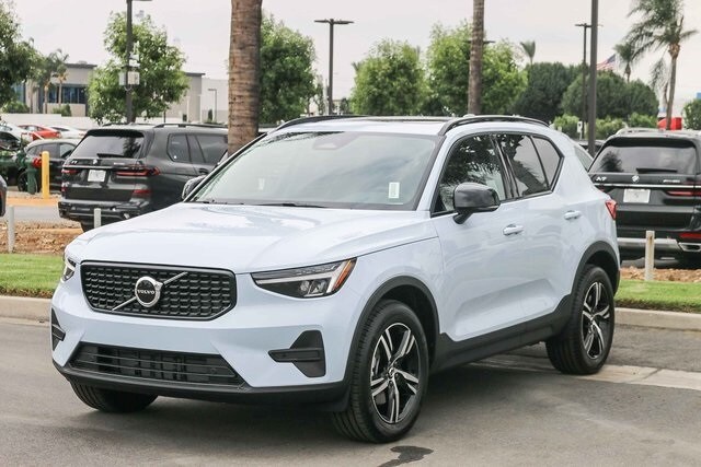 2026 Volvo XC40 Core photo 3