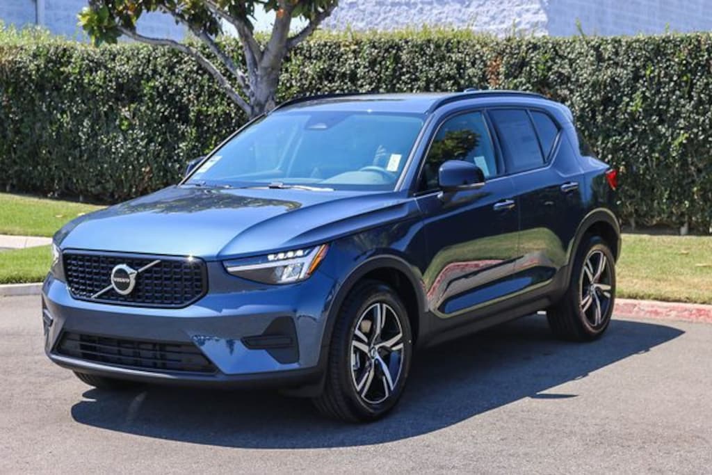 New 2026 Volvo XC40 B5 Core SUV