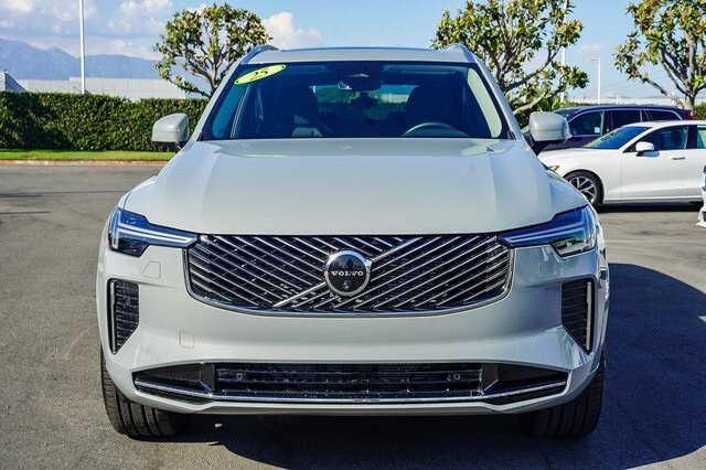 2025 Volvo XC90 B5 Plus photo 2