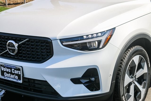 2026 Volvo XC40 Plus photo 3