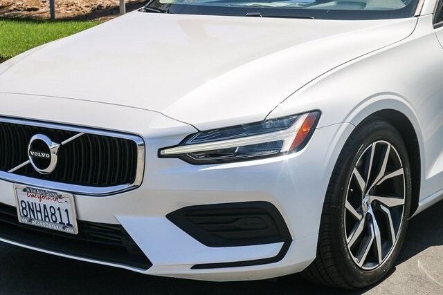 2019 Volvo S60 T6 Momentum photo 2