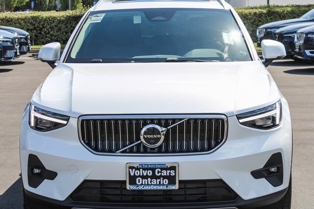 2025 Volvo XC40 photo 2